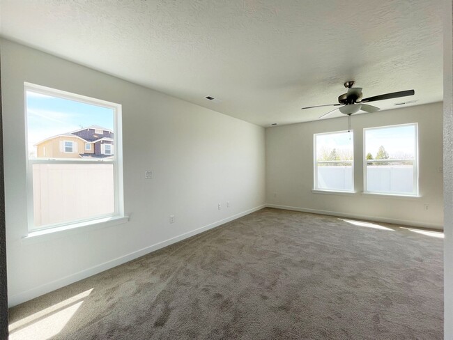 Building Photo - Bright and spacious 4 Bedroom 2.5 Bath hom...