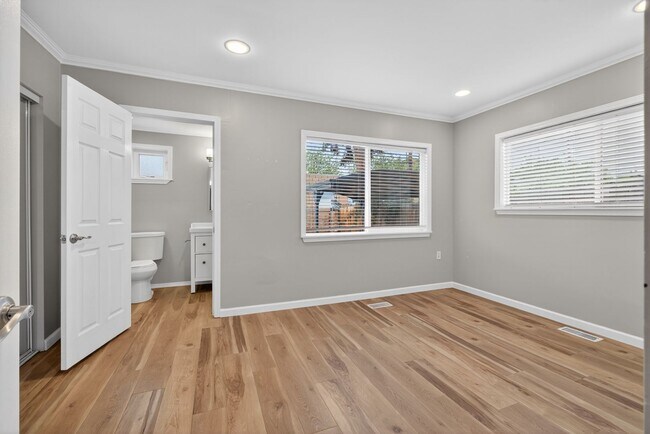 Building Photo - Beautiful 1930's 2bd/2ba Bungalow in Boise's Historic North End