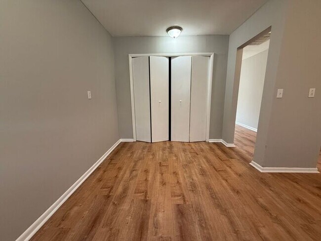 Building Photo - Fabulous Renovation!! Hermitage 1 Level Co...