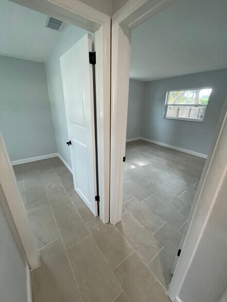 Building Photo - 482 Oakwood Dr