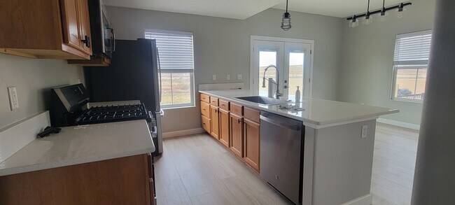 Building Photo - 3 bedroom/2.5 bath home