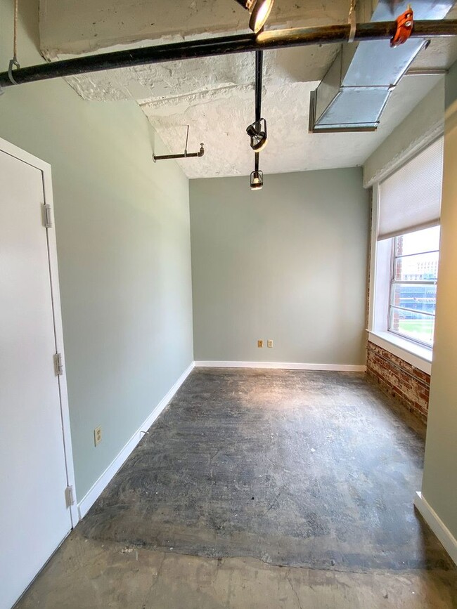 Building Photo - Loft Apartment downtown overlooking Auto Z...