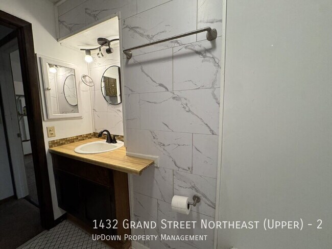 Building Photo - 1432 Grand St NE