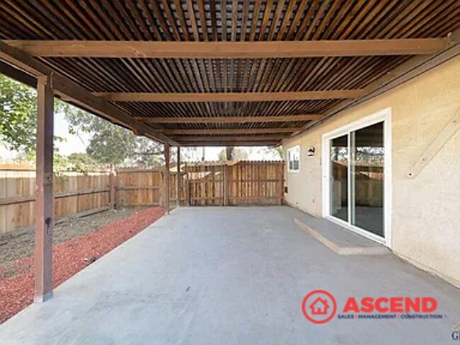 Building Photo - Cozy 3 Bedroom Home at White Ln. & Stine rd.