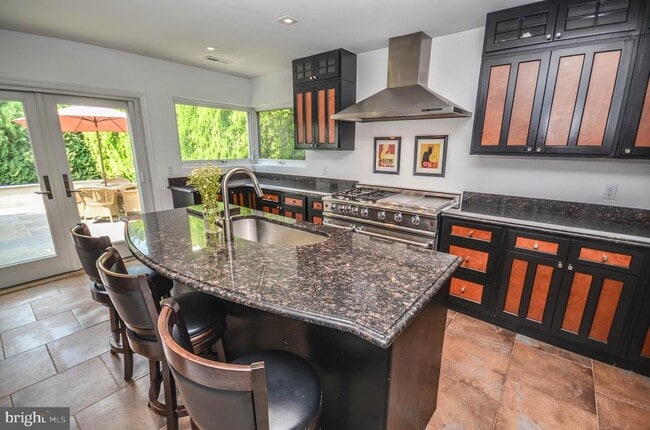 Building Photo - 3313 W Coquelin Terrace