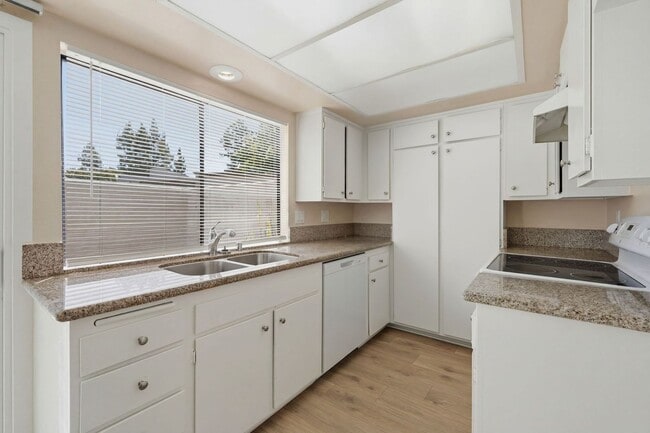 Building Photo - Freshly Updated Townhome - Light, Bright & Spacious!