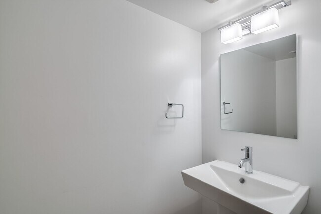 Building Photo - Northern Liberties Townhome with Parking