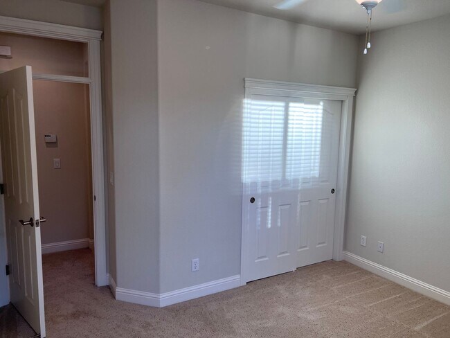 Building Photo - 3 bedroom, 2.5 bathroom home in great Neig...