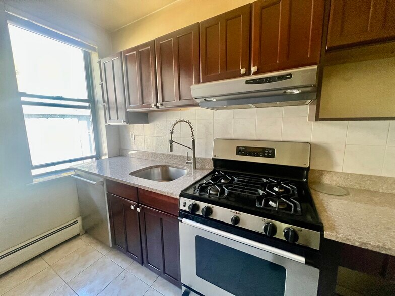 Primary Photo - 553 Undercliff Ave