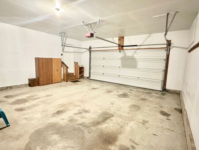 Building Photo - Warm, Spacious, New Remodeled Three Bedroom Home Available Now in Kalispell