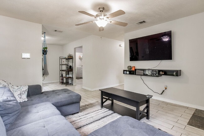 Building Photo - Move-in ready 3-bedroom, 1-bath cottage