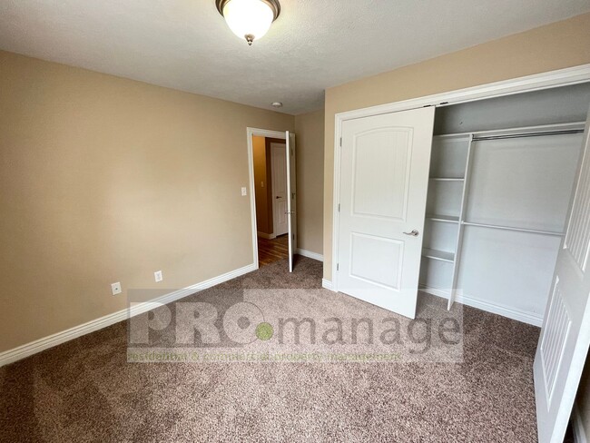 Building Photo - 4 Bed, 3 Bath Town Home w/ 2 Car Garage - ...