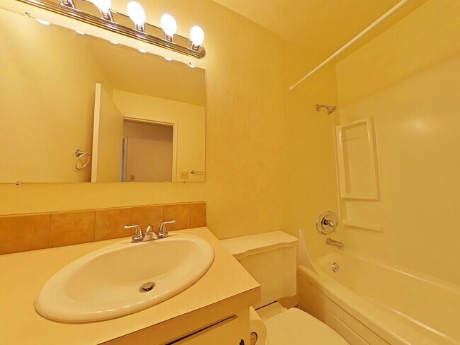 Building Photo - 2 Bedroom Apartment ~ Close to Campus ~ Ca...