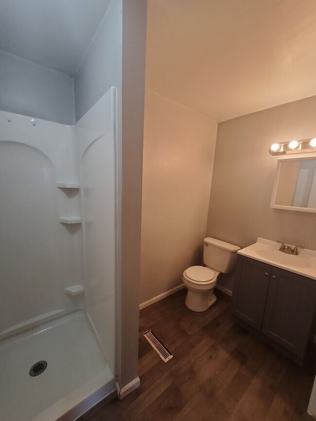 Building Photo - 2 Bedroom 1 Bath House in Moline