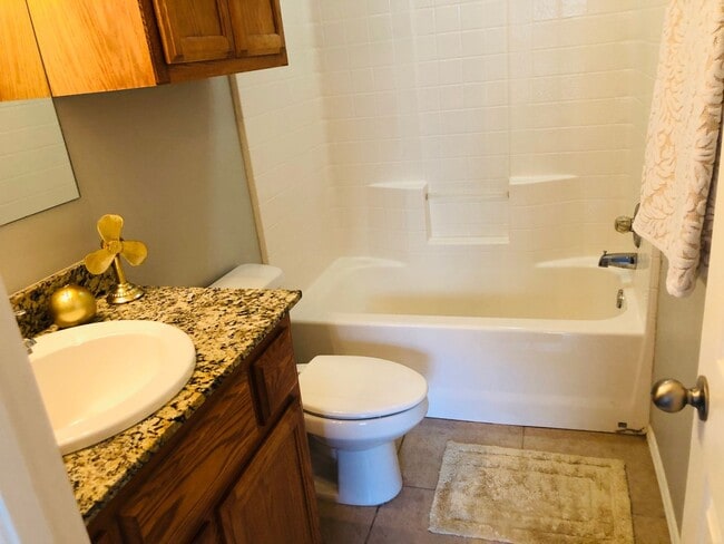 Building Photo - 3 bedroom, 2 bath with 2 car garage duplex...