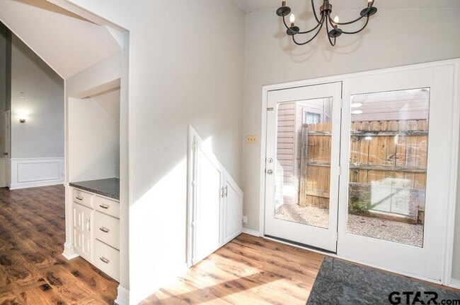 Building Photo - 5827 Hollytree Dr