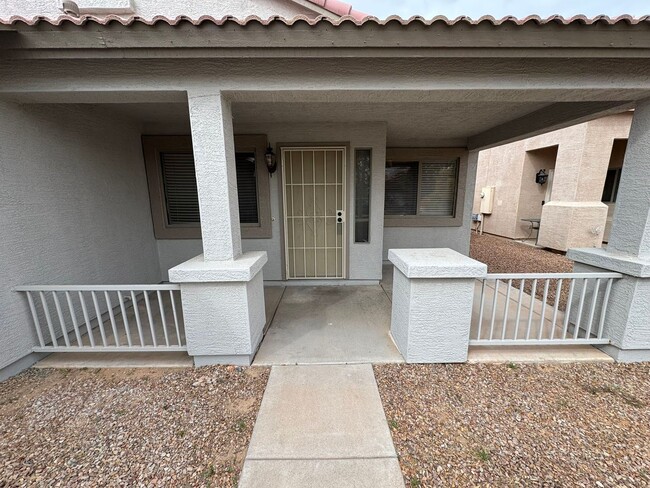 Building Photo - 3 bedroom plus den, 2 bath, on the golf co...