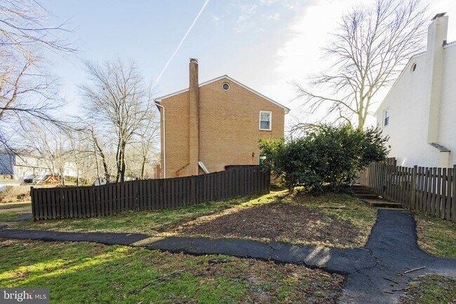 Building Photo - 3290 Applegate Ct