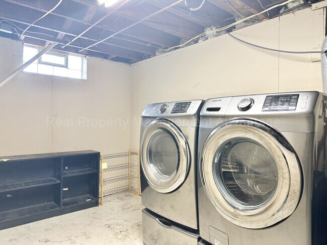 Building Photo - Charming Royal Oak 3-Bed with Sunroom, Dec...