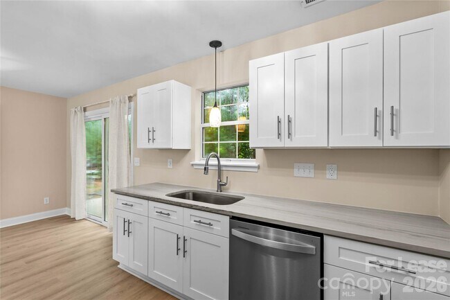 Building Photo - 697 Rebecca Jane Dr