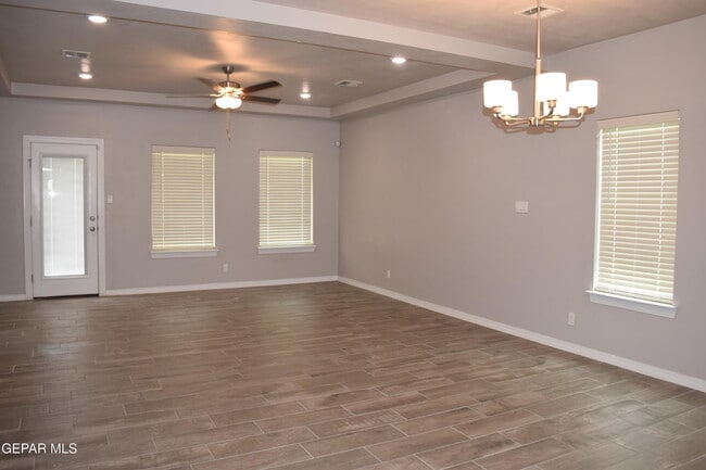 Building Photo - 355 Sol Ct