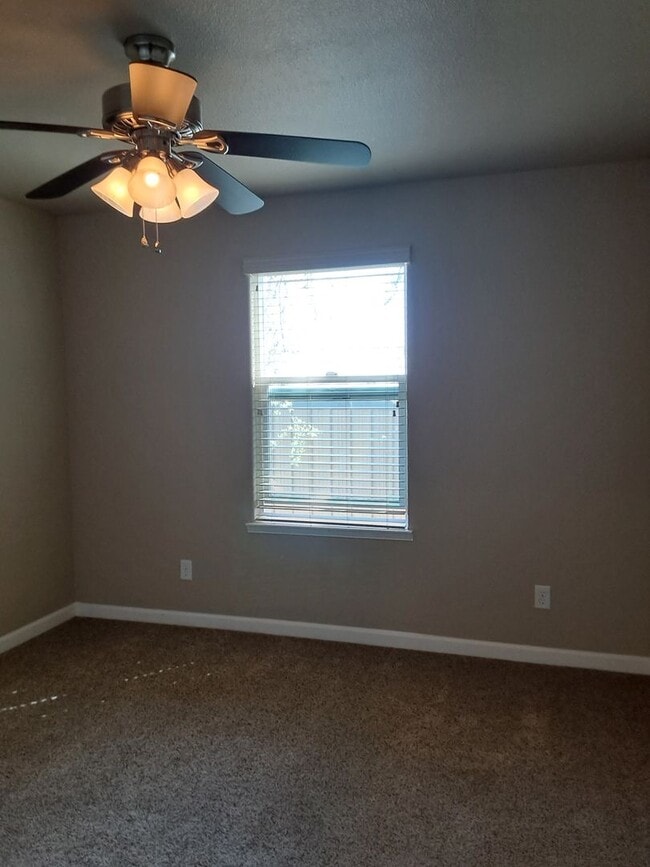 Building Photo - 2204 Estes Rd