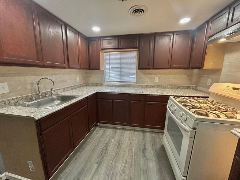 Building Photo - 553 Mumford St