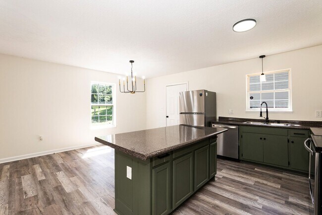 Building Photo - Three Bedroom Home Move in ready!