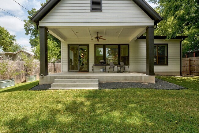 Building Photo - North Loop Area Gem!!!