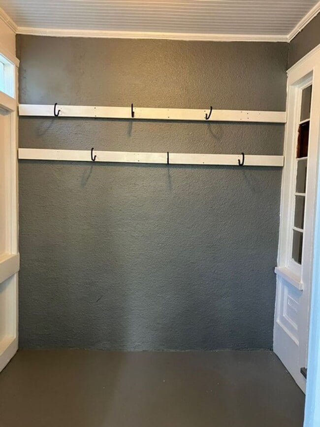 Building Photo - College Rental