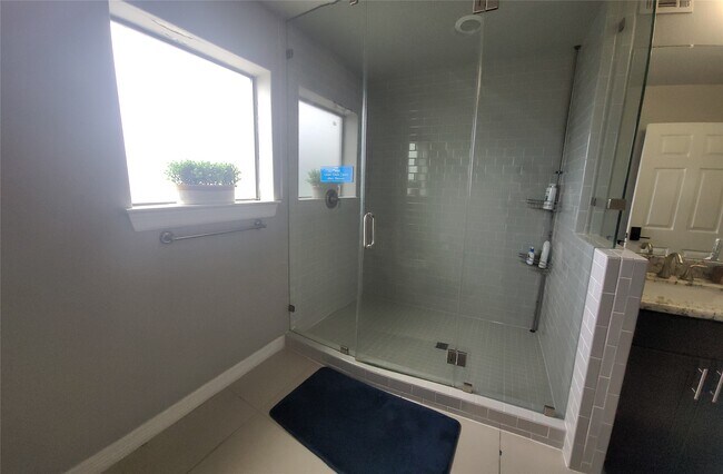 Building Photo - 1413 Holly St