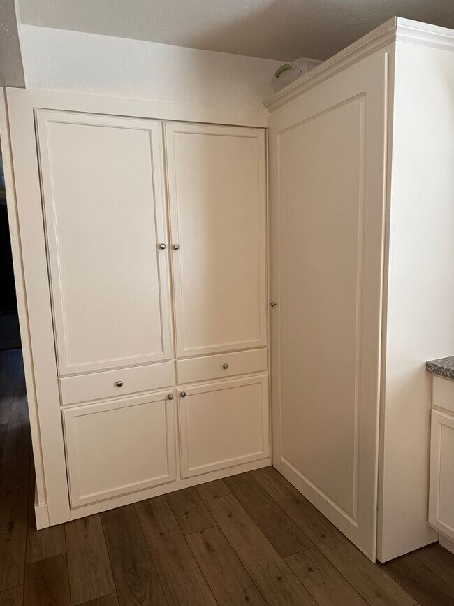 Building Photo - Dual-Living 6-Bed Rambler | 2 Kitchens & 2 Laundry Rooms!