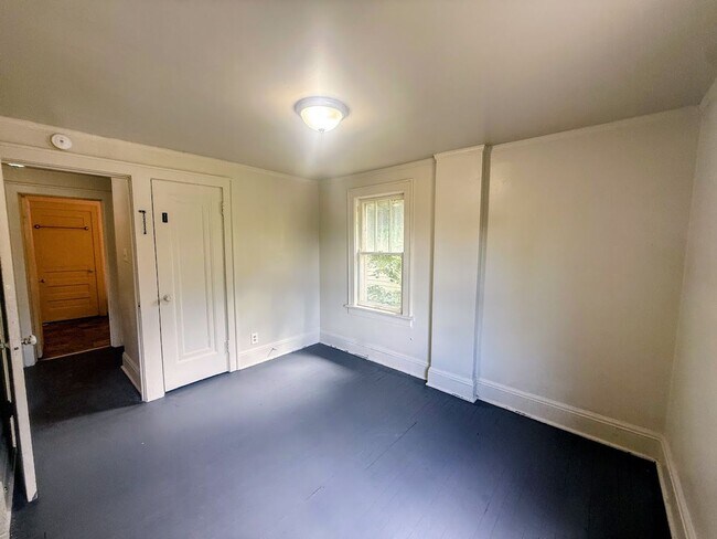 Building Photo - Four bedroom one bathroom home for rent