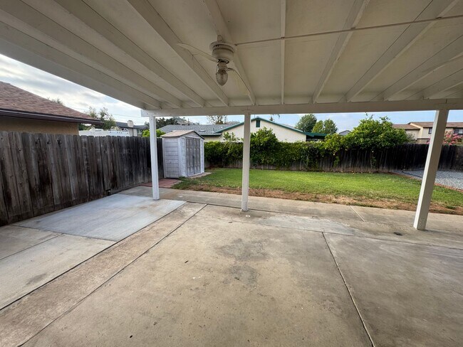 Building Photo - 5 Bedroom, 3.5 Bath, Beautiful 1,856 SQ FT...