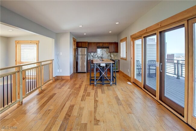 Building Photo - 425 W Lakeside Ave