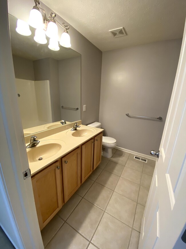 Upstairs Hall Bath - 14295 Chariots Whisper Dr