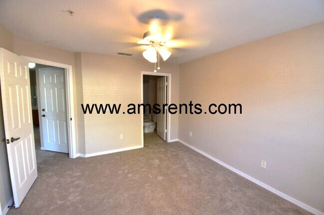 Building Photo - 4 bedroom and 3 bathroom Townhouse