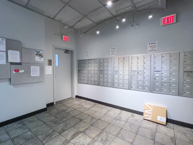 Building Photo - NW 1 Bed 1 Bath + a Den in the Pearl District! Includes W/D, Garage Parking and Storage!