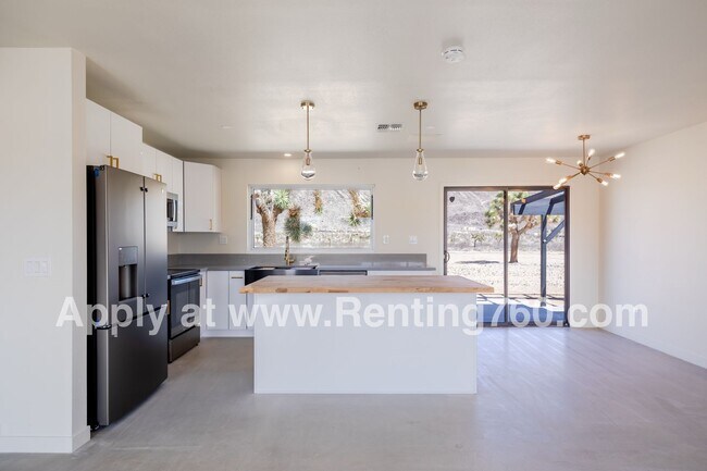 Building Photo - Modern Comfort in Scenic Landers