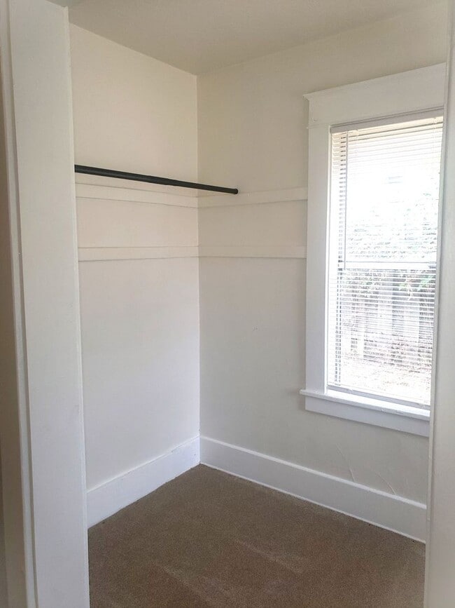 Building Photo - 1032 NE Madrona St