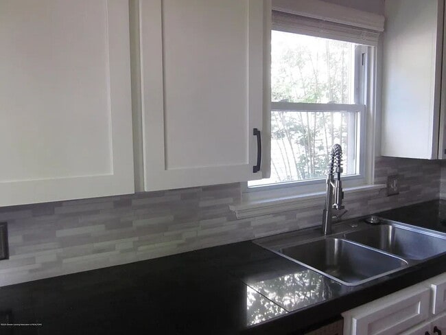 Building Photo - Charming 2-Bedroom Home in Saint Louis with Cozy 900 Sq Ft Layout!