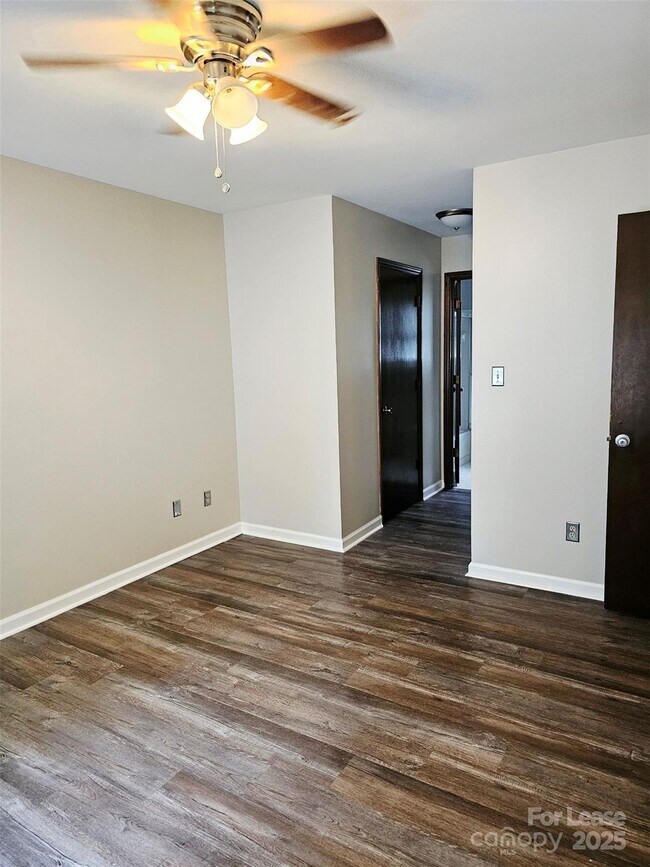 Building Photo - 9301 Chislehurst Rd