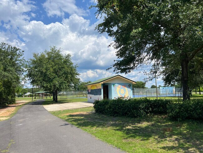 Building Photo - 142 Pin Oak Loop