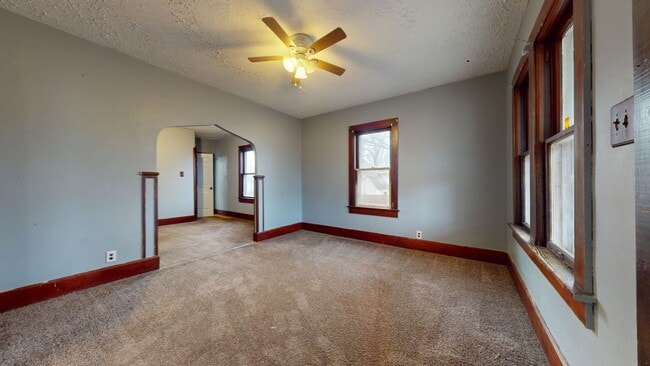 Building Photo - 3 Bedroom, Quiet Street Near Park!