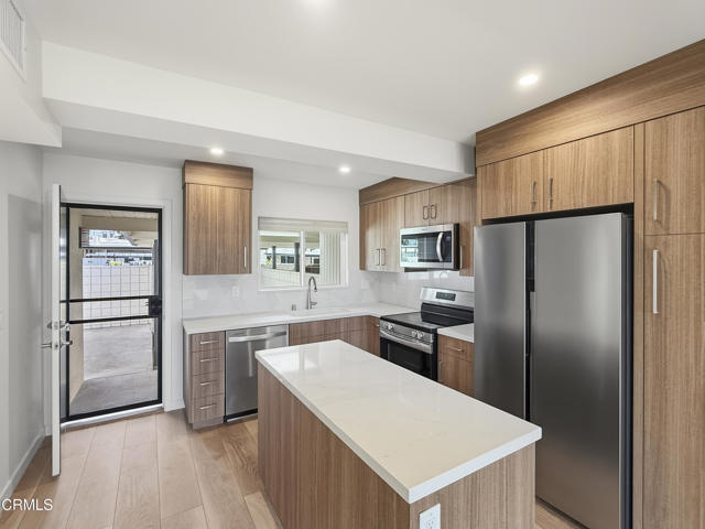 Building Photo - 61 Redwood Ave