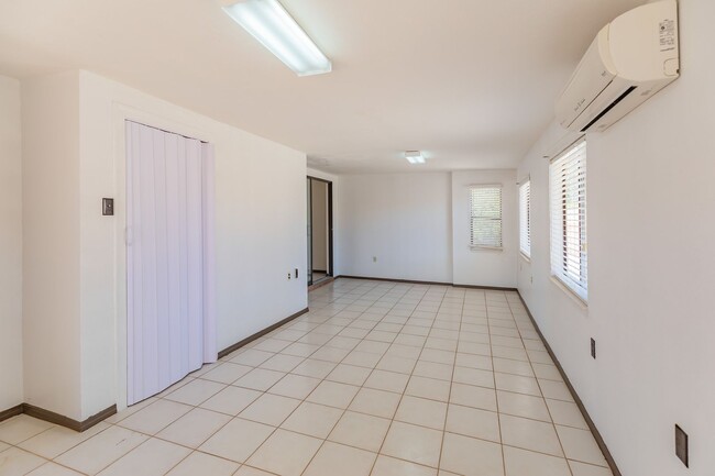 Building Photo - 3 Bedroom 2 Bath Home