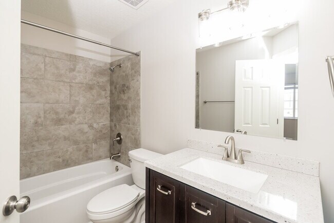 Building Photo - 5060 S Vista Dr