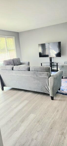 Building Photo - 948 White Oak Dr