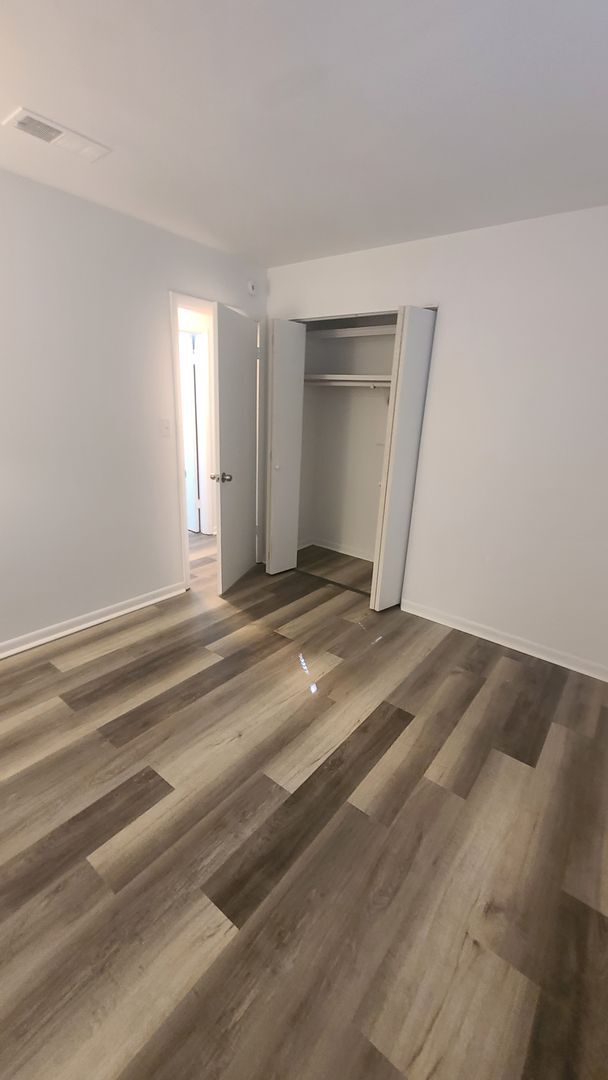 Building Photo - Fully Renovated 3/1 with huge fenced-in ba...