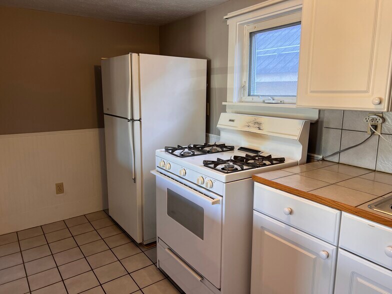 Building Photo - 17 Elm St